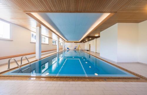 Champfer Apartment | Cosy Apartment facing Piz Rosatsch with eFireplace, Pool & Sauna