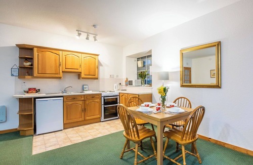 Glen Urquhart Apartment | Cosy apartment for 4 guests with WIFI, TV, patio and panoramic view