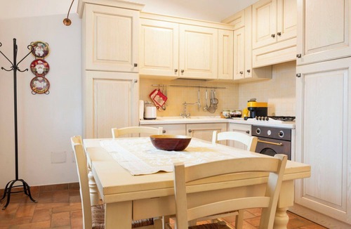 Panicale Apartment | Cosy apartment for 4 people with pool, WIFI, A/C, TV, patio and pets allowed