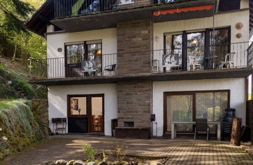 Immerath Apartment | Cosy apartment for 7 guests with WIFI, TV, terrace and pets allowed