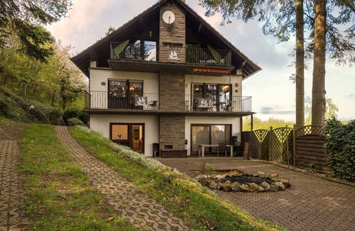 Immerath Apartment | Cosy apartment for 7 guests with WIFI, TV, terrace and pets allowed