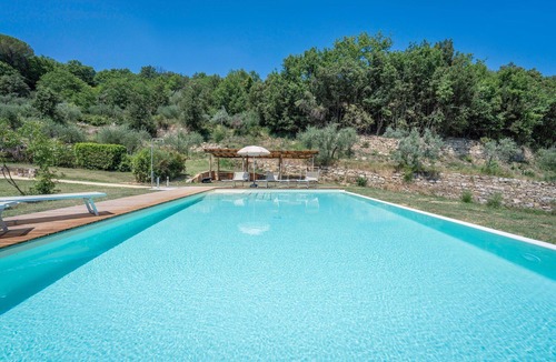 Poggibonsi Villa | Cosy apartment in villa with pool, A/C, WIFI, TV, balcony and pets allowed, close to San Gimignano
