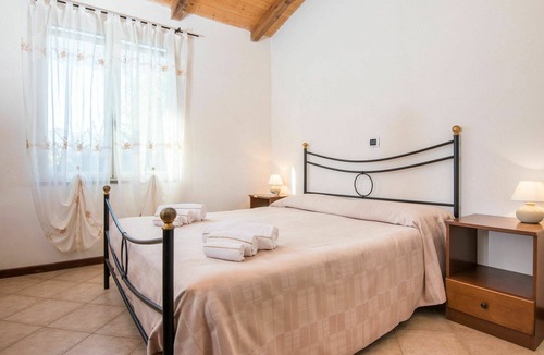 Piombino House | Cosy apartment in villa for 6 people with A/C, pool, internet, TV, terrace, pets allowed and par.