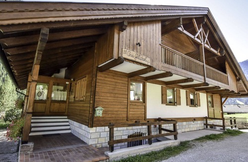 Penia House | Cosy apartment in villa for 3 guests with WIFI, TV and pets allowed