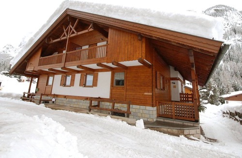 Penia House | Cosy apartment in villa for 3 guests with WIFI, TV and pets allowed