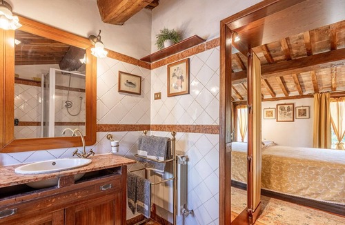 Buggiano Villa | Cosy apartment in villa with WIFI, A/C, pool, TV, patio, pets allowed, panoramic view and parking