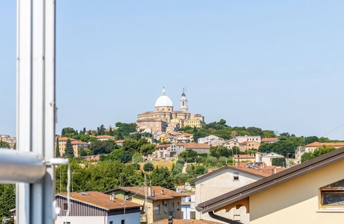 Loreto Apartment | Cosy apartment with WIFI, A/C, TV, terrace, pets allowed, panoramic view, close to Porto Recanati