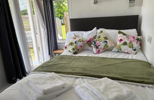 Kingsbridge Ski Chalet | Cosy Cabin for Two with Lovely Countryside Views, Near Kingsbridge