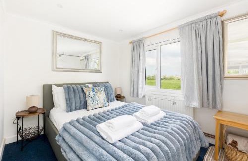 Fairford House | Cosy Cabin with Hot Tub and Lakeview in Cotswolds - Pass the Keys
