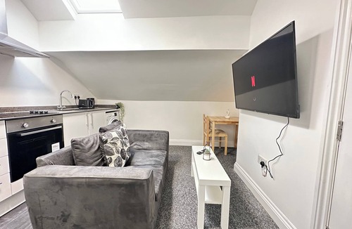 Ilkeston Apartment | Cosy, Charming 2-Bedroom Oasis. Sleeps 4