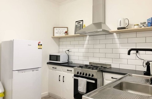 Campbelltown Condo | Cosy & comfortable 2 BDRM budget unit. Unlimited Wifi, free parking & air-con. Near shops & bus stop