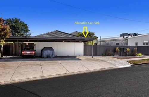 Campbelltown Condo | Cosy & comfortable 2 BDRM budget unit. Unlimited Wifi, free parking & air-con. Near shops & bus stop