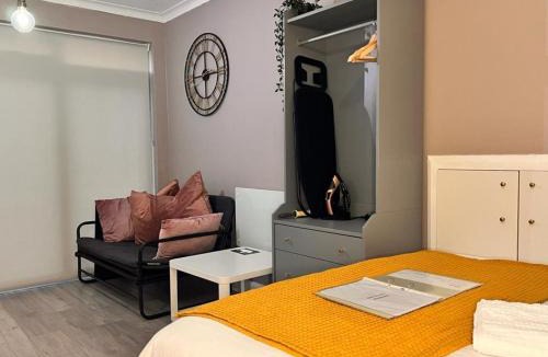 Giltbrook Apartment | Cosy & Convenient space near M1, EM Airport & City