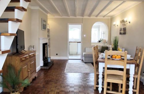 West Mersea House | Cosy Cottage in Mersea - Walking distance to beach and town