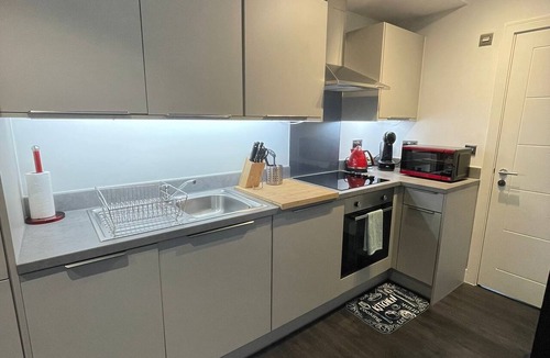 Sutton Apartment | Cosy Flat in Sutton with Parking free
