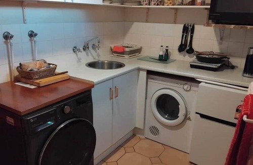 Sandy Bay Apartment | Cosy garden apartment in Sandy Bay. All amenities! On site Parking. Free WIFI.