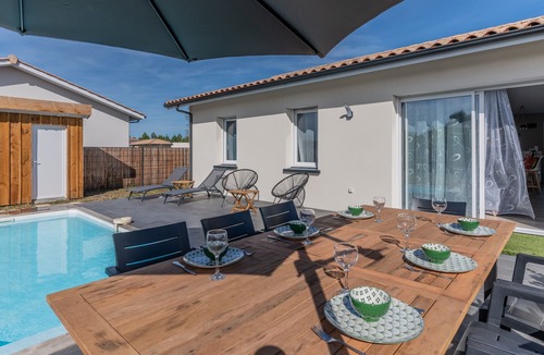 Mios House | Cosy Holiday Home 'Mios' with Private Pool, Terrace, Garden and Wi-Fi
