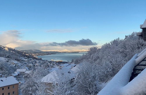 Laksevag House | Cosy house with sunny balcony, mountains and fjord view!