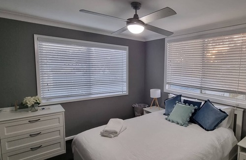 Central Coast House | Cosy Lake-view Retreat w Spa, Nearby Beaches & Shopping