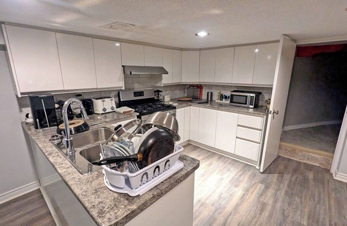 Earlscourt House | Cosy large 2-bedroom basement apartment in Corso Italia, Toronto with WiFi, AC