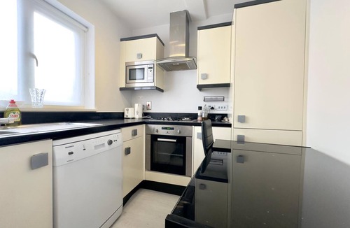 Whittington Apartment | Cosy One Bedroom Apartment, close to Mill Hill Broadway Train Station