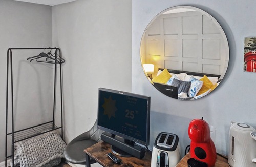 Fulwell and Hampton Hill Apartment | Cosy Private Studio | Hampton Hill | Walk to Bushy Park | Free Parking & WiFi