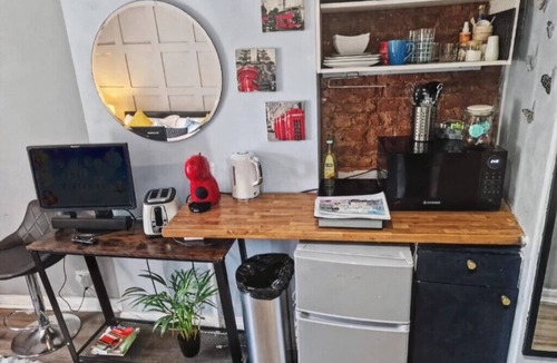 Fulwell and Hampton Hill Apartment | Cosy Private Studio | Hampton Hill | Walk to Bushy Park | Free Parking & WiFi