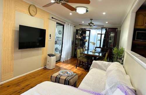 Kingswood House | Cosy & Pvt 1 Bedroom with Backyard Garden