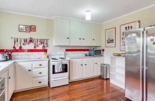 St. Heliers House | Cosy, quiet and rustic urban oasis. Close to the CBD, forest and beach.