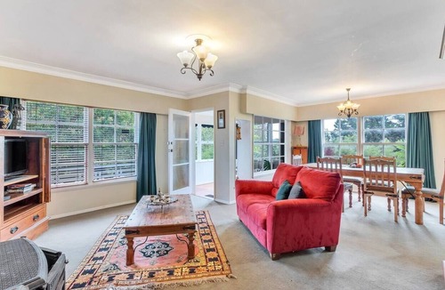 St. Heliers House | Cosy, quiet and rustic urban oasis. Close to the CBD, forest and beach.