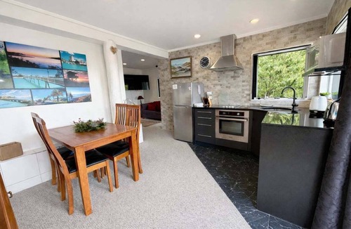 Raglan Apartment | Cosy Raglan Studio — Walk to Beach & Village - Roberts St - (Downstairs)