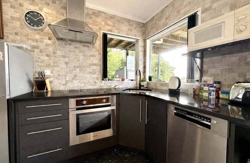 Raglan Apartment | Cosy Raglan Studio — Walk to Beach & Village - Roberts St - (Downstairs)