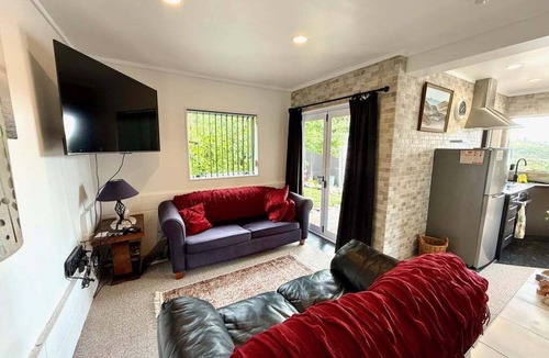 Raglan Apartment | Cosy Raglan Studio — Walk to Beach & Village - Roberts St - (Downstairs)
