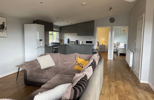 Bury St Edmunds Cabin | Cosy retreat on Kings Forest - Nightingale Lodge, sleeps 4.