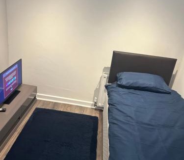 Crawley House | Cosy rooms near Gatwick Airport