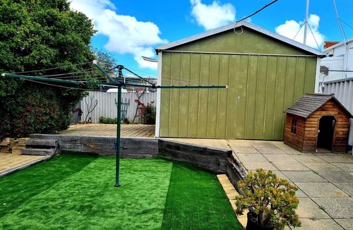Kensington House | Cosy & Roomy 2BR Home with Enclosed Yard for Pets🐾, Kids ⛹️‍♀️⛹️& Elders