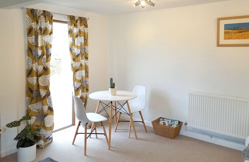 Christchurch Apartment | Cosy & Rural Farm Stay Hot Tub Garden Exmoor 7m