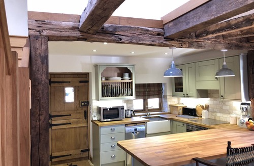 Crawley Down House | Cosy, Rustic 17th Century Countryside Barn.