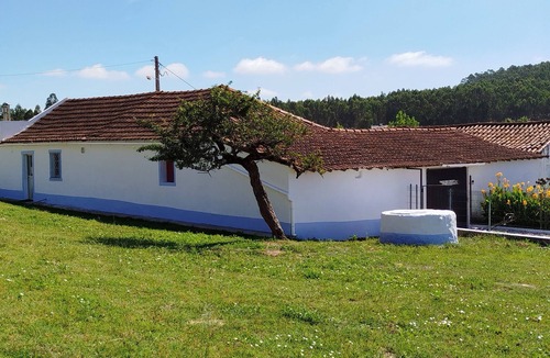 Outeiro da Cabeca Cottage | Cosy Rustic Cottage in a Rural setting.