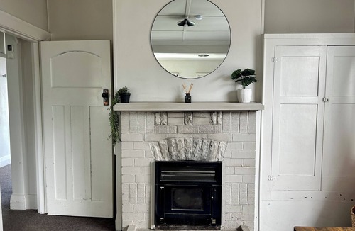Oamaru House | Cosy seaside villa with a pool table!