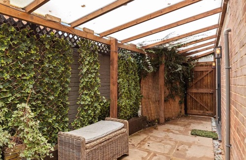Cuffley House | Cosy Self contained flat part of home in Hert close to forest & trains