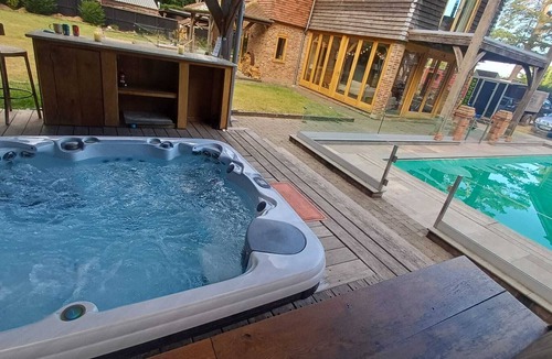 Alton Cabin | Cosy Shepherd's Hut with use of Hot Tub and Heated Pool - Double with ensuite