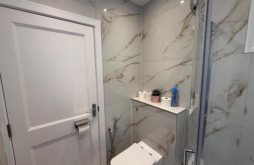 London Borough of Ealing Apartment | Cosy skylight Modern Studio and Free Private Parking