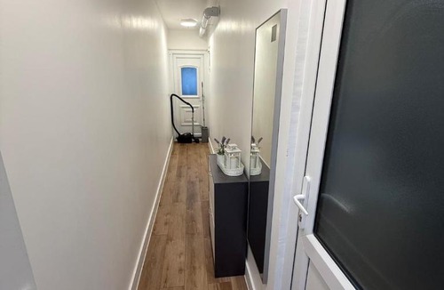 London Borough of Ealing Apartment | Cosy skylight Modern Studio and Free Private Parking