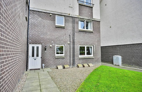 Bucksburn Apartment | Cosy Spacious 2-Bed Ground-Floor Apartment Near Aberdeen Airport, ARI & P&J Live