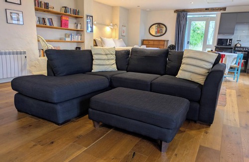 Rudloe Apartment | Cosy studio apartment w/wood burning stove & amazing views near Bath