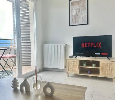 Saint Philippe Apartment | Cosy studio avec parking et vue féerique