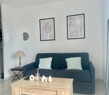 Saint Philippe Apartment | Cosy studio avec parking et vue féerique