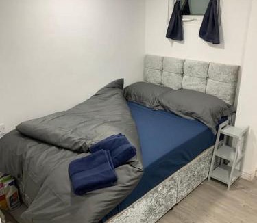 London Borough of Hounslow Apartment | Cosy Studio Flat-Just Renovated-Free Street Parking & Independent Entrance