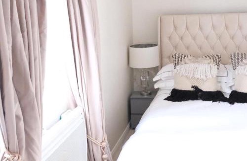 South Ockendon Apartment | Cosy Studio Getaway - Free Parking & Central Links